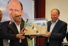 گزارش تصویری از اهداء جوایز  در همایش تجلیل از پرفسور علی اکبر جلالی چهره ماندگار شهرستان شاهرود 